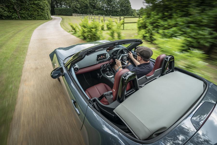 Интерьер Mazda MX-5 R-Sport (ND) 2020 года  (UK) (фото 62 из 86)